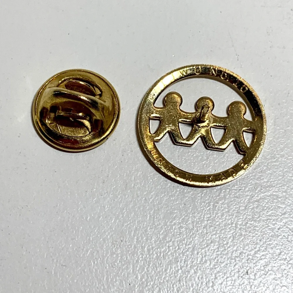 UNION MADE UNITED WAY 3 PEOPLE HOLDING HANDS LAPEL PIN-Vintage